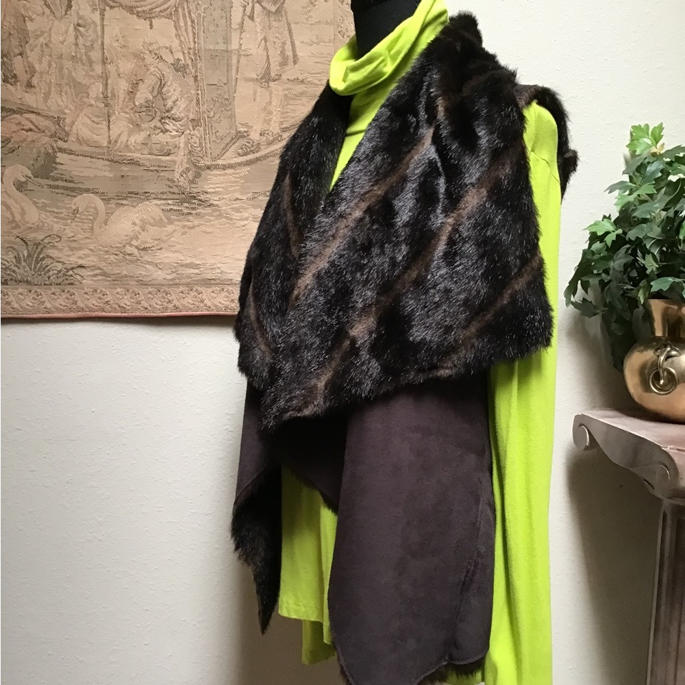 BEBE faux fur vest, the vest is reversible if you take the tags off, size small - Picture 3 of 10